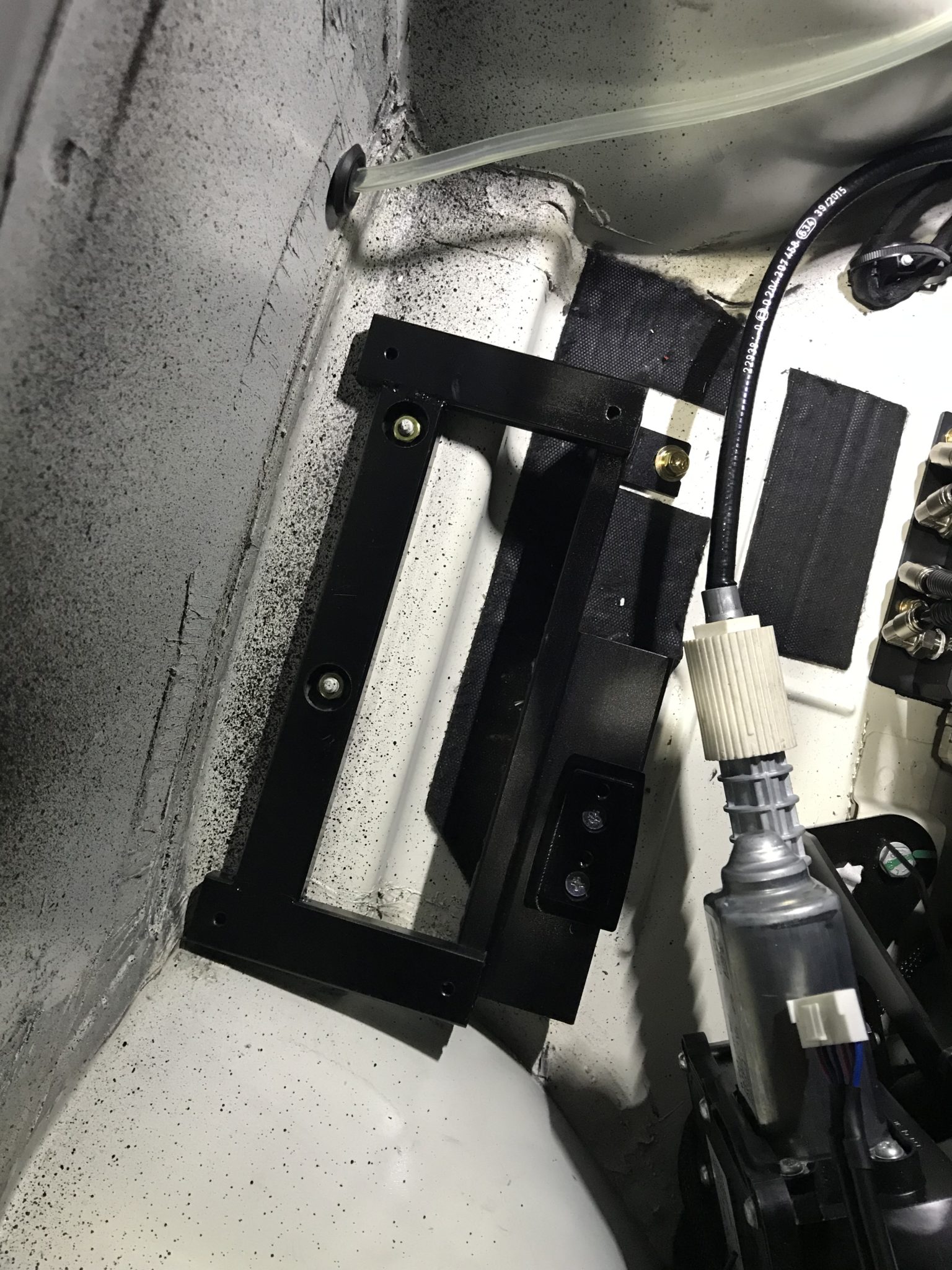 マセラティグランカブリオ|エアフォースゴールドキット取付の施工写真 13