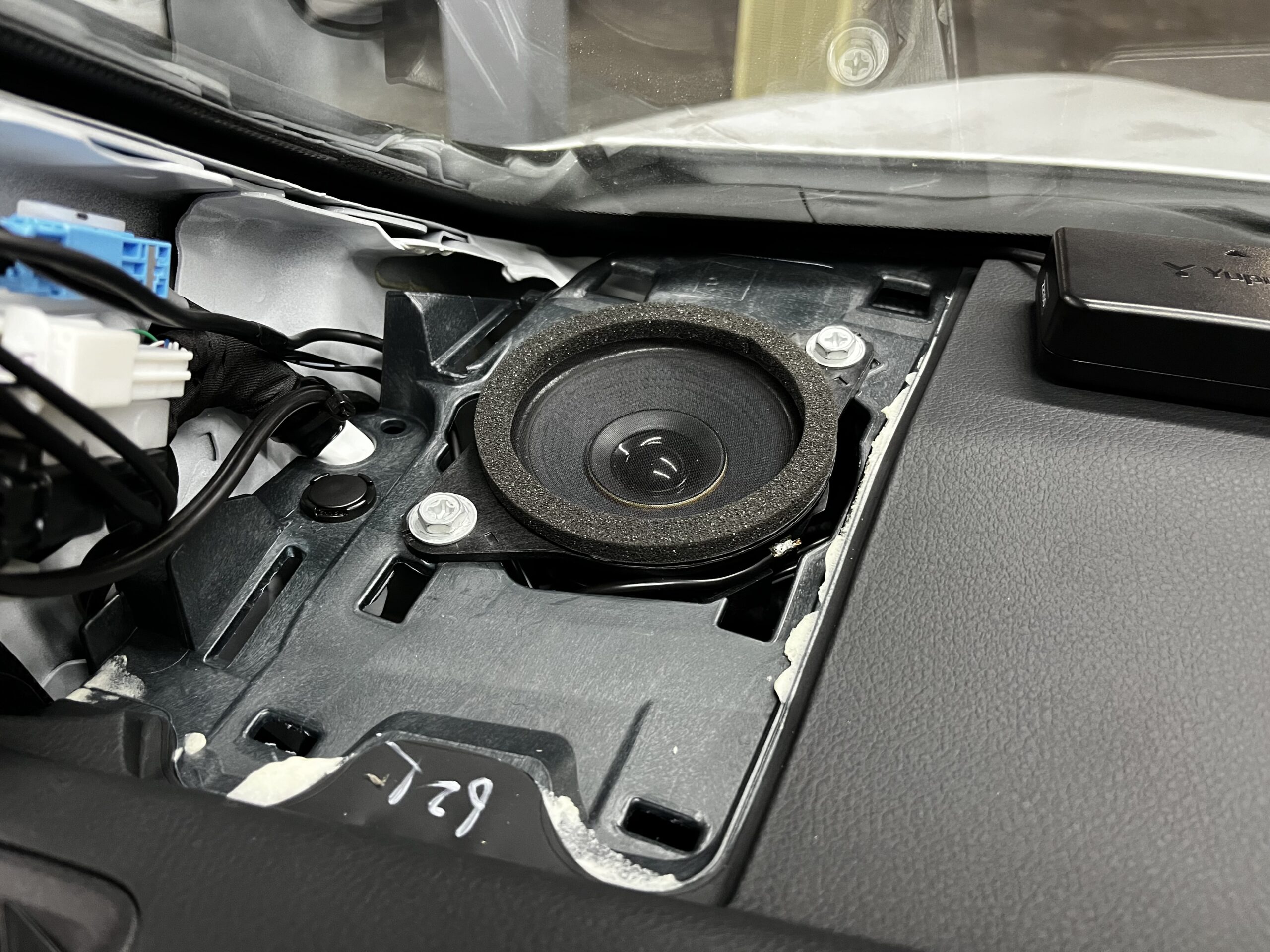 純正デザインを崩さず高音質へ。トヨタ・レクサス系ダッシュボードスピーカーの「ワイドレンジ化」と「DSP」活用術の掲載画像 1