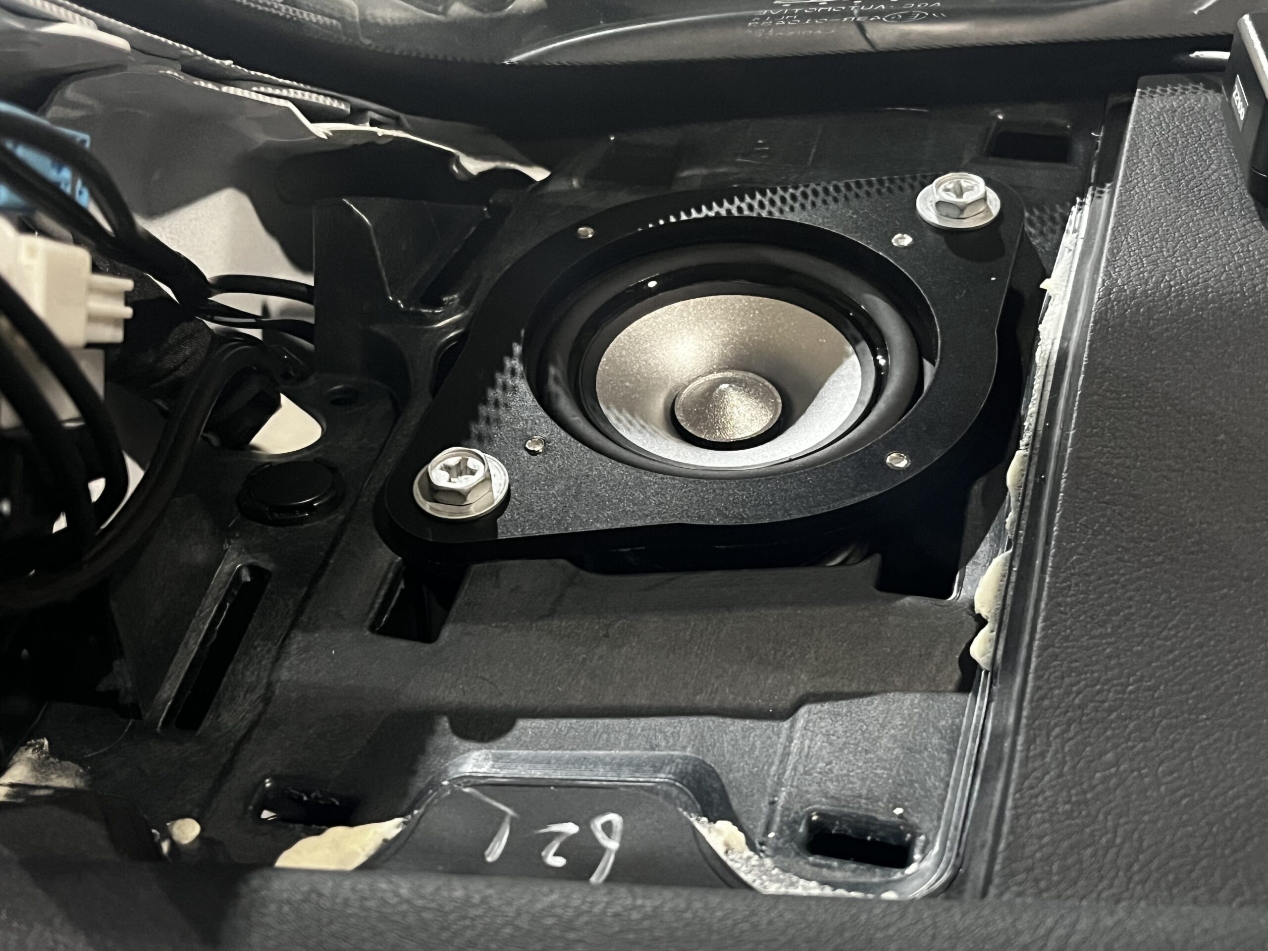 純正デザインを崩さず高音質へ。トヨタ・レクサス系ダッシュボードスピーカーの「ワイドレンジ化」と「DSP」活用術の掲載画像 2