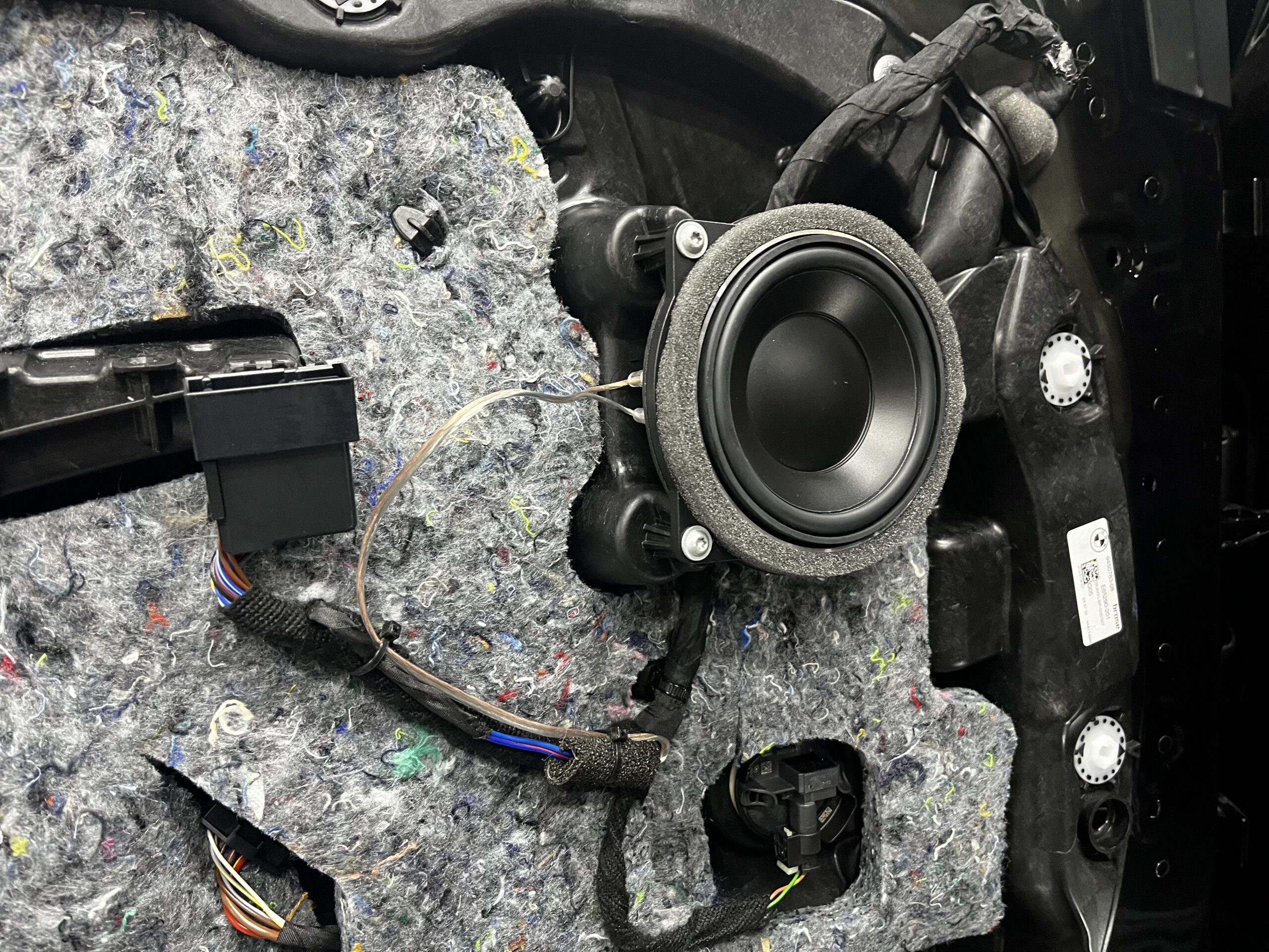 全スピーカーを完全制御。BMW X7へRESOLUT X12 DSPとMORELスピーカーをインストールの施工写真 3
