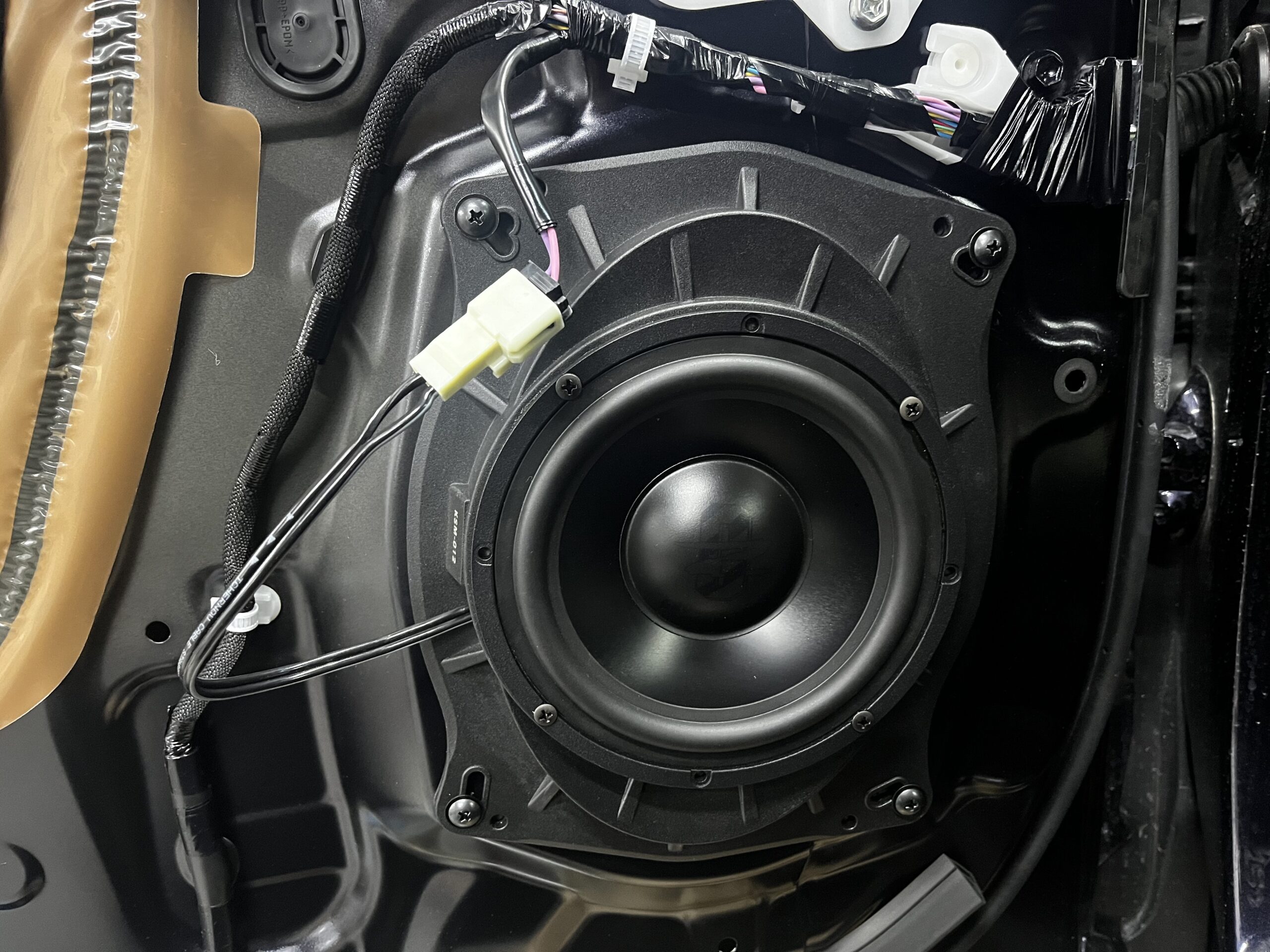 純正デザインを崩さず高音質化。30アルファード GOLDHORN DSP＆スピーカー ストックインストールの施工写真 3