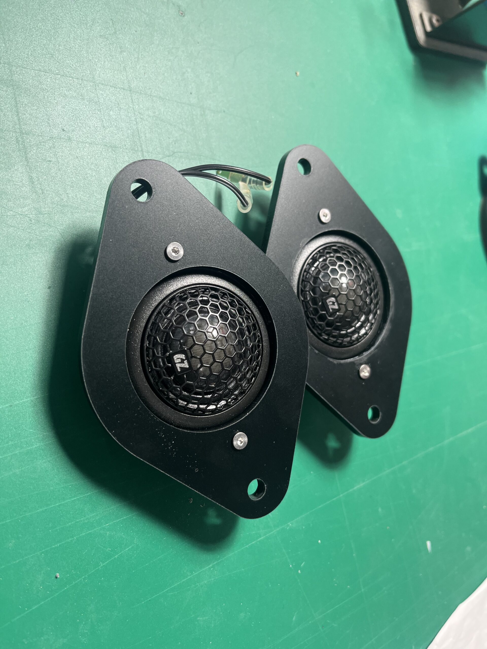 純正デザインを崩さず高音質化。30アルファード GOLDHORN DSP&スピーカー ストックインストールの施工写真 1