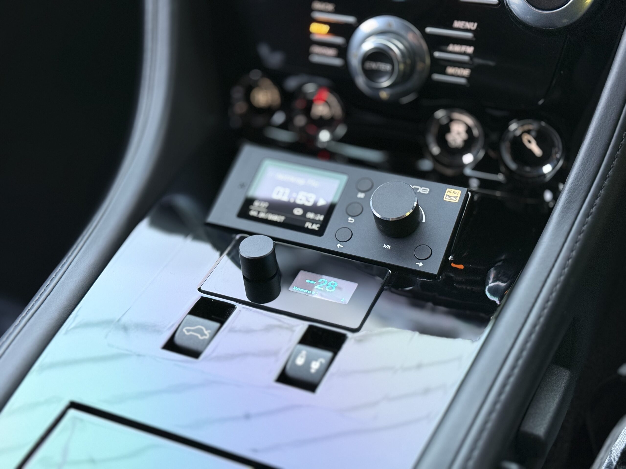 美学を崩さない機能美。アストンマーチン V12 Vantage ワンオフセンターコンソール加工の施工写真 4