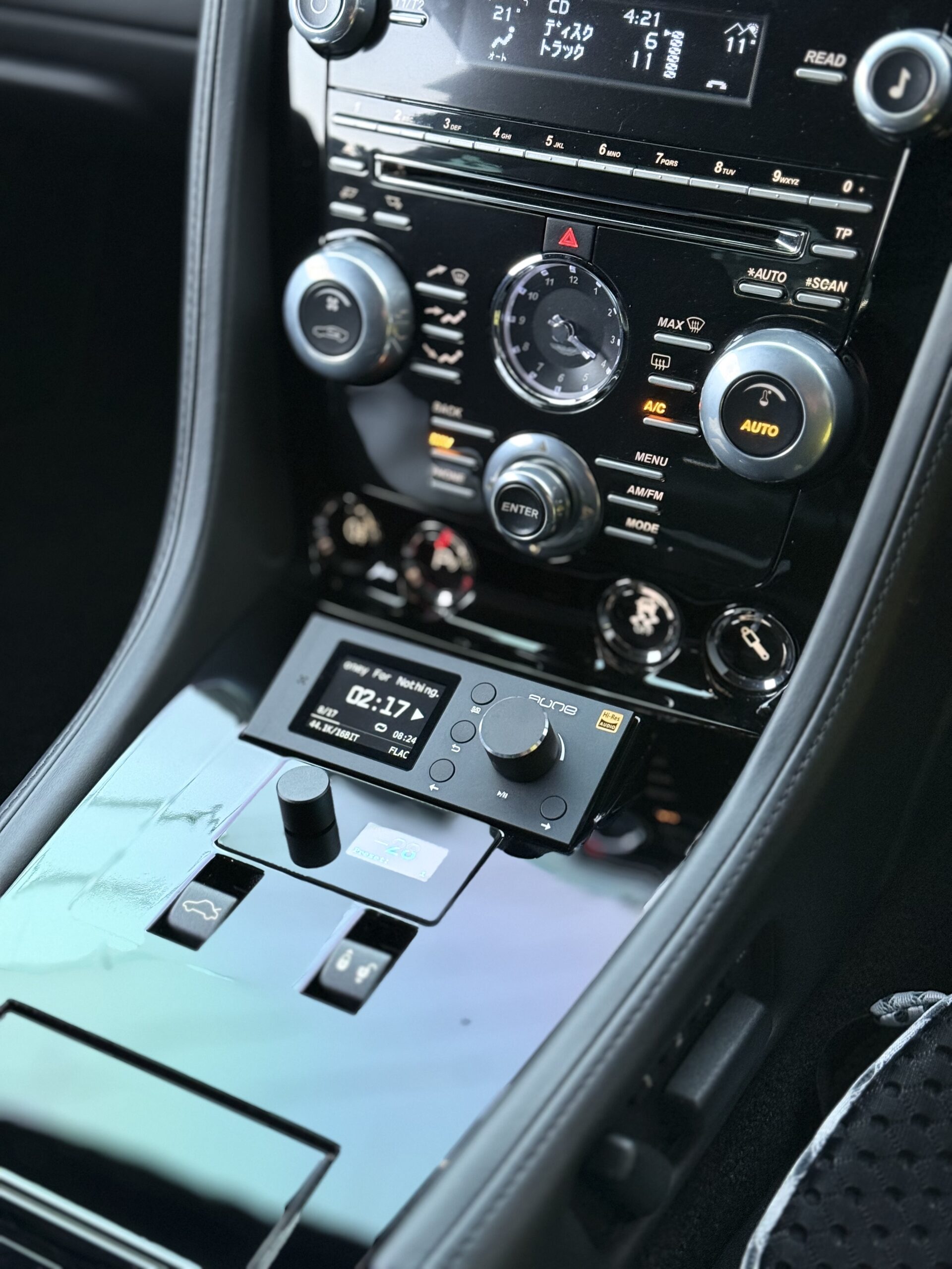 美学を崩さない機能美。アストンマーチン V12 Vantage ワンオフセンターコンソール加工の施工写真 2