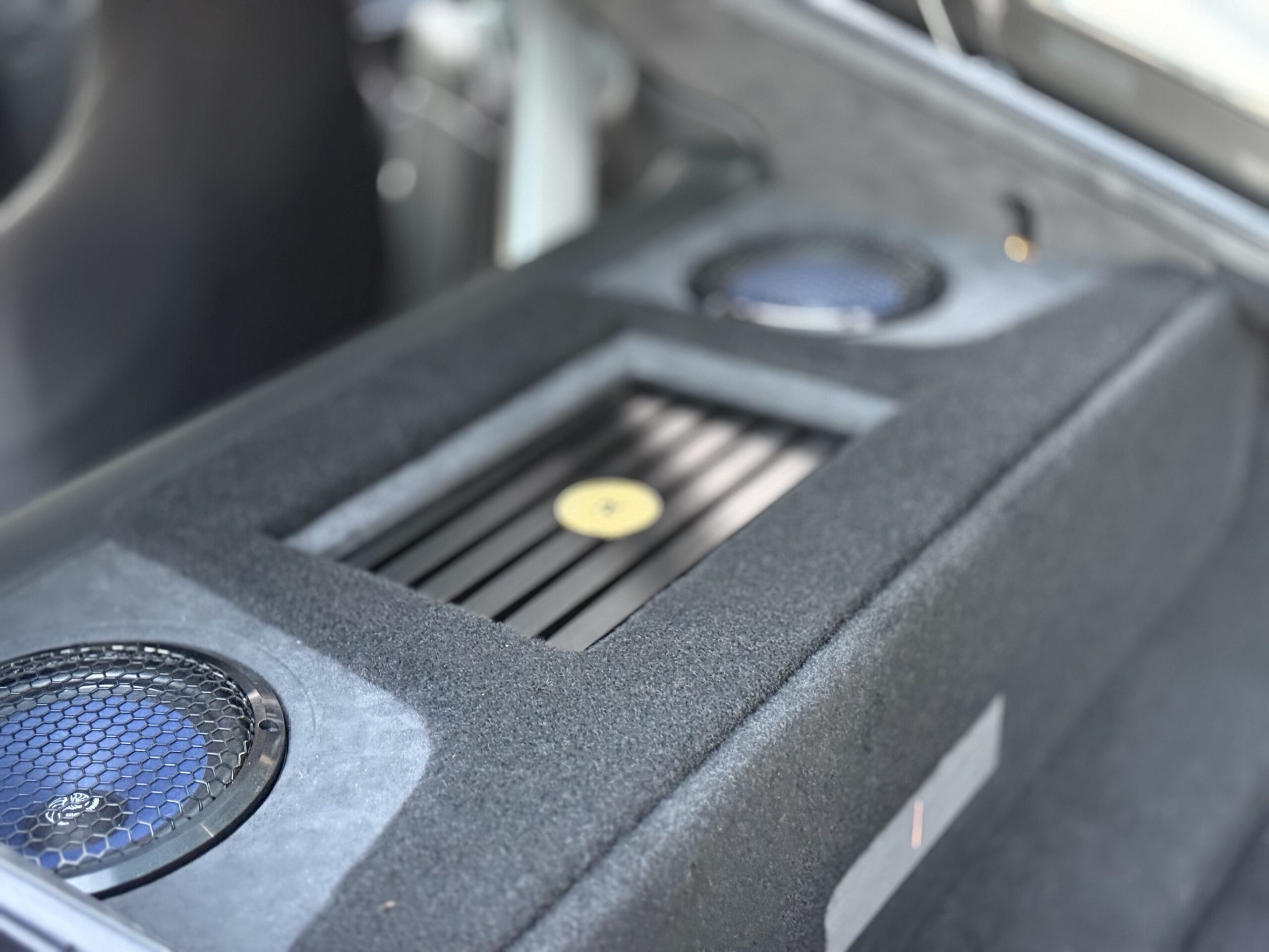 スーパーカーの品格を守る。アストンマーチン V12 Vantage 純正風オーディオインストールの施工写真 4