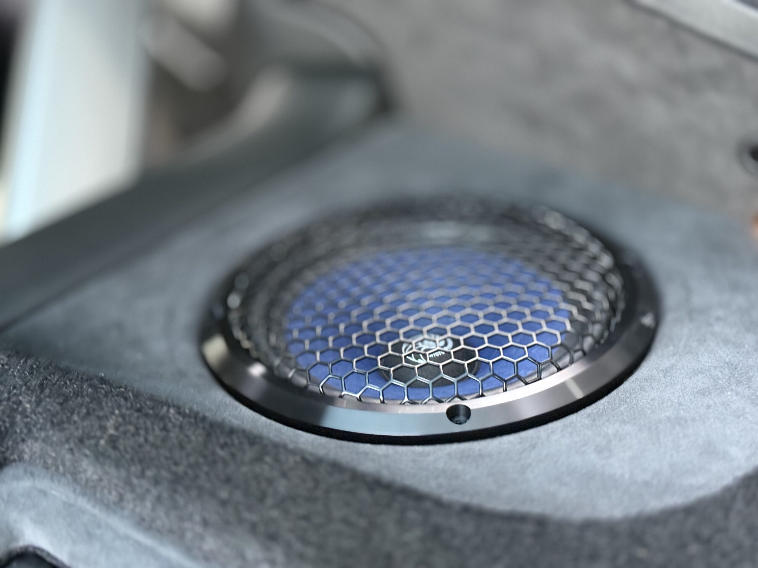 スーパーカーの品格を守る。アストンマーチン V12 Vantage 純正風オーディオインストールの施工写真 2