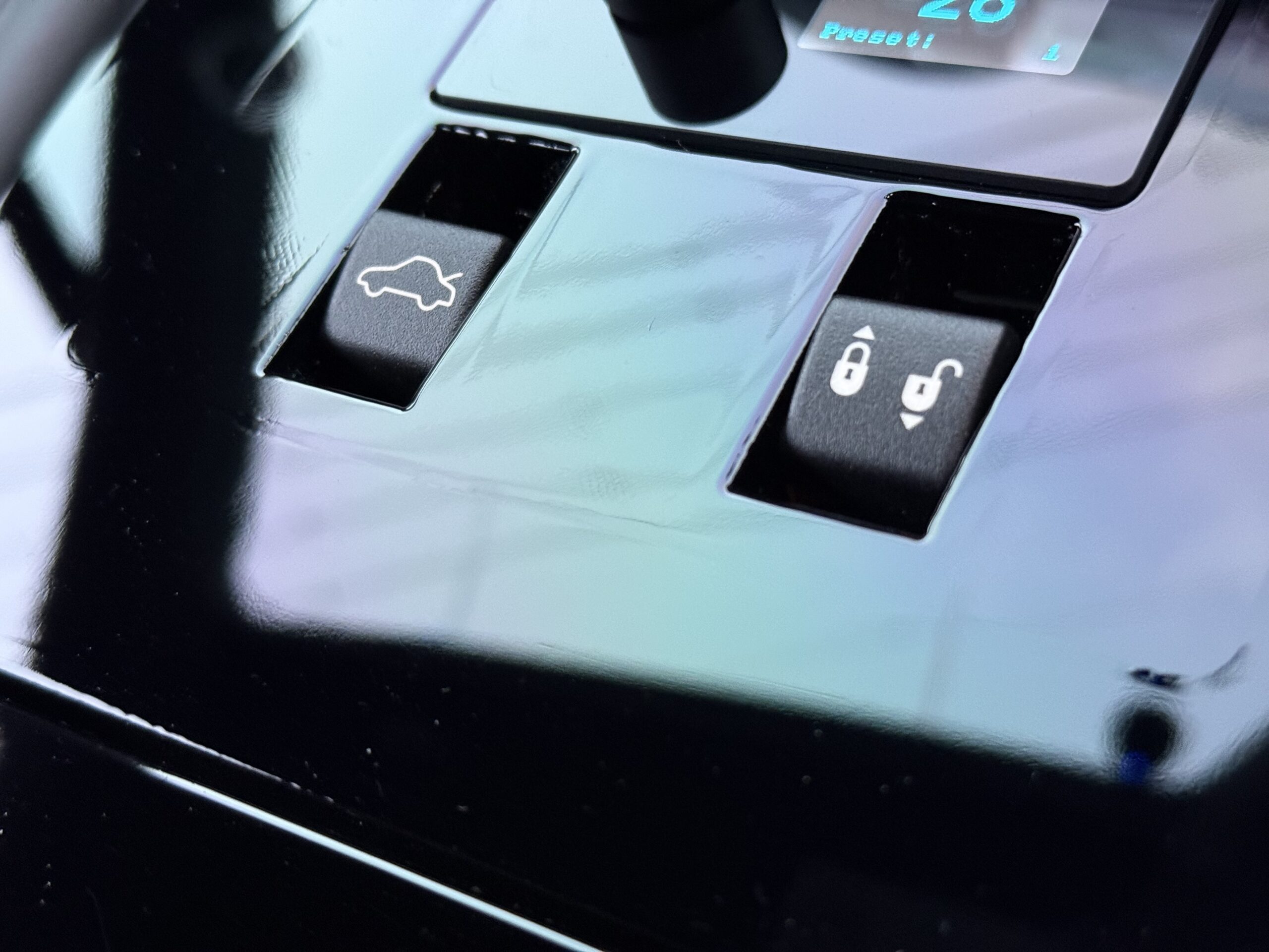 美学を崩さない機能美。アストンマーチン V12 Vantage ワンオフセンターコンソール加工の施工写真 1