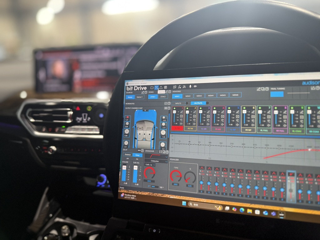 車内のノートパソコンに表示されたAudison DSPの調整画面