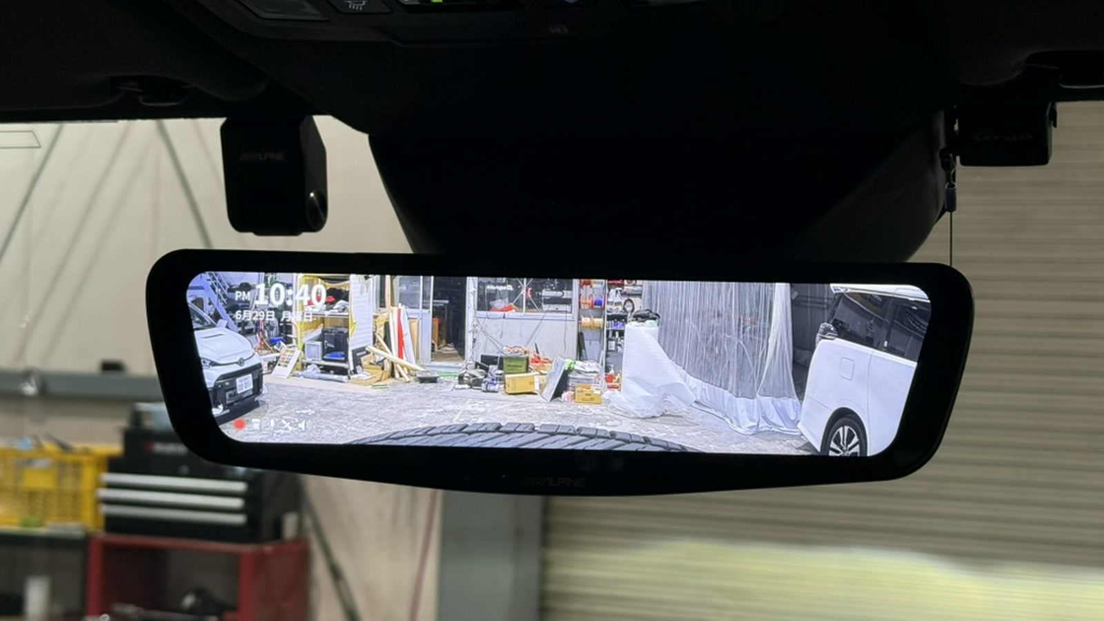 ランクルFJ車内に取り付けたアルパインのデジタルインナーミラー表示