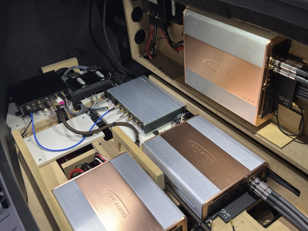 床面と壁面に銅色のARC AUDIOアンプ3台を配置したV36のラック内部