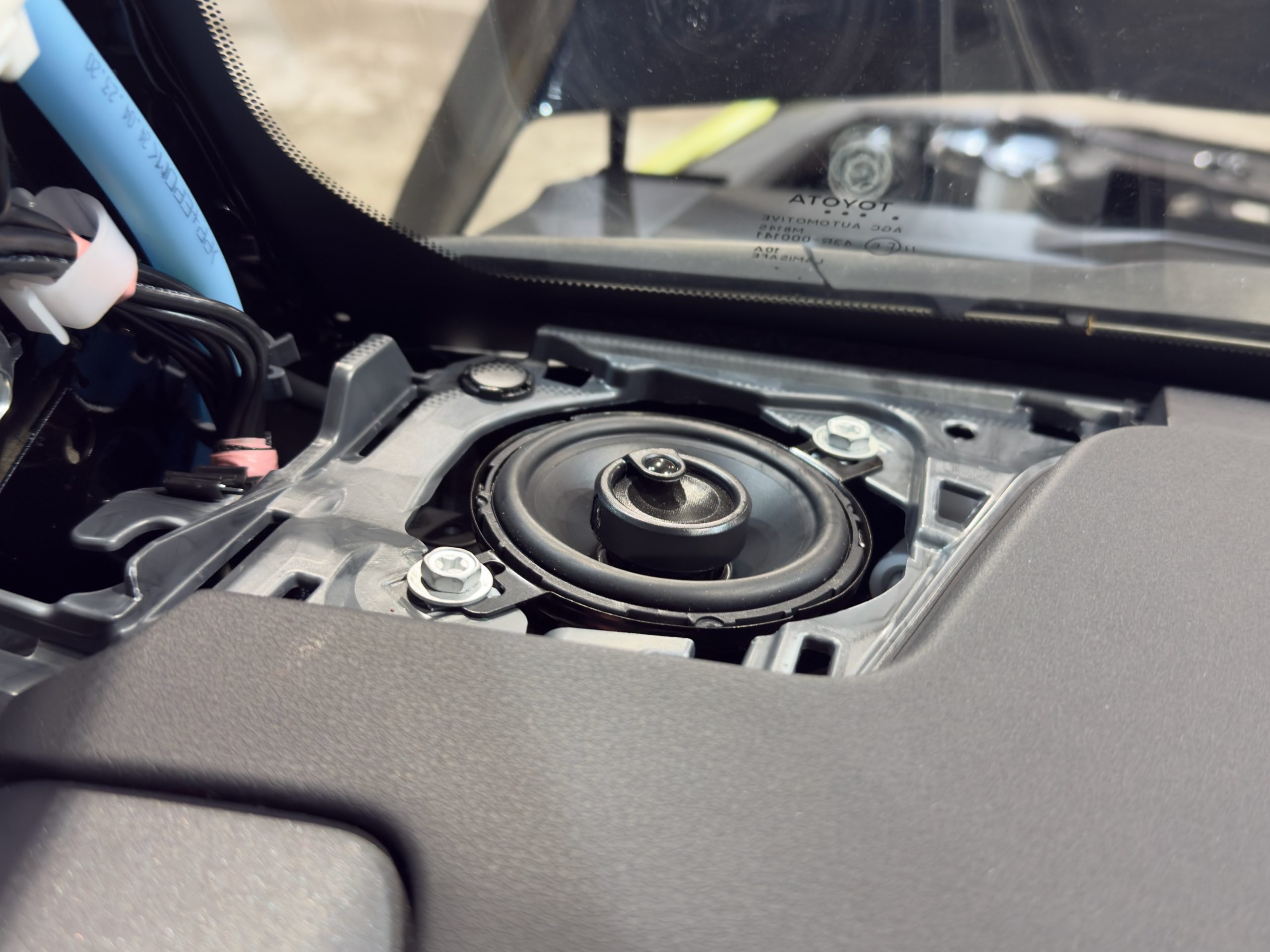 ランクル250のダッシュボード上に取り付けたROCKFORD FOSGATE P1V2-3