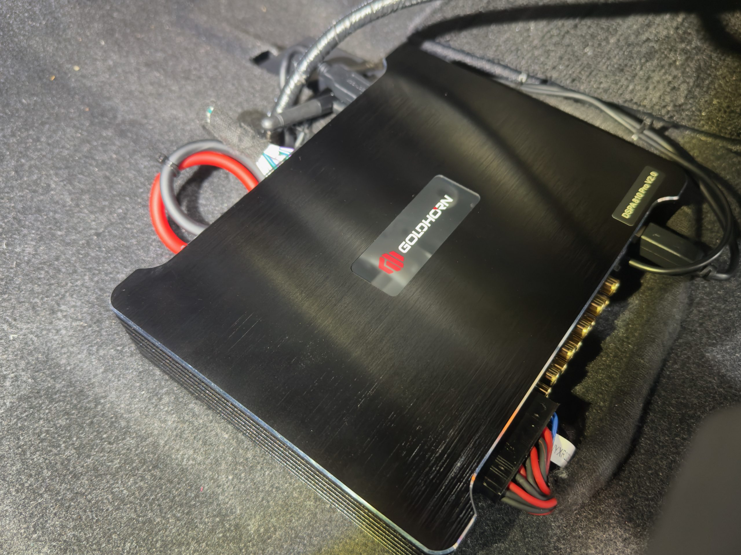 ランクル250の車内に配線されたGOLDHORN DSPA 810 Pro V2.0