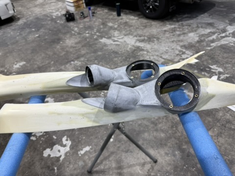 作業台に並べたツイーターとミッドレンジ用の製作途中のピラー