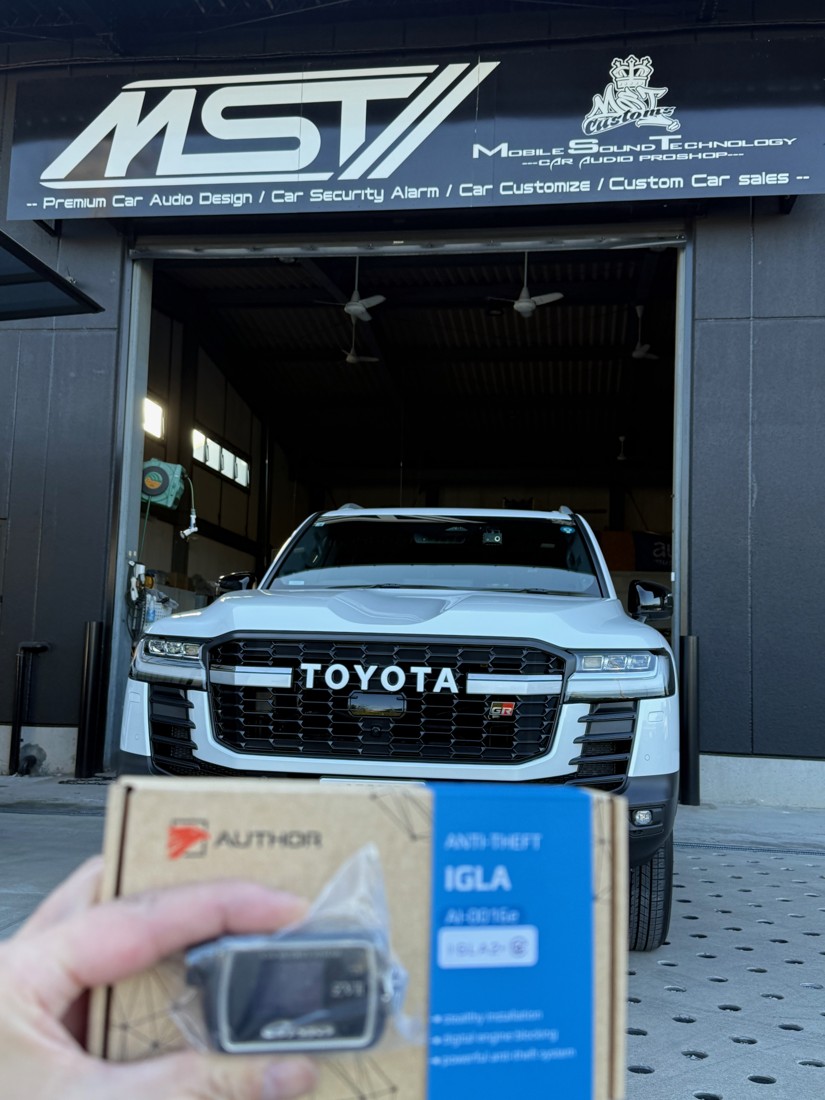 ランドクルーザー300の外観とIGLA2+の製品箱、Grgoリモコンの別カット