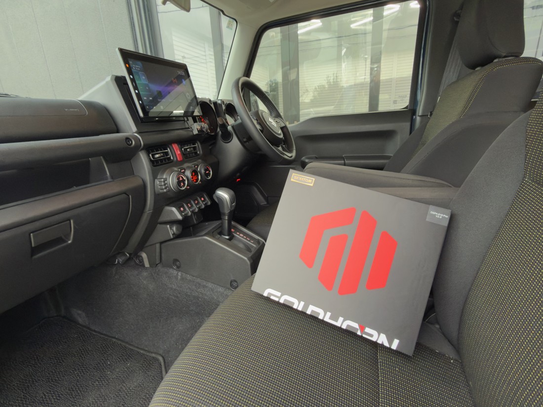ジムニーシエラの内装とGOLDHORN DSP810 PRO V2の製品箱の別カット