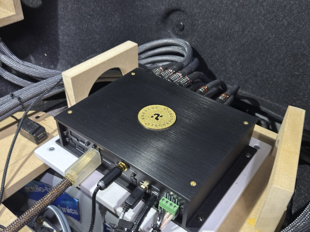 V36スカイラインのラックに取り付けたRESOLUT M-DSPと接続ケーブル