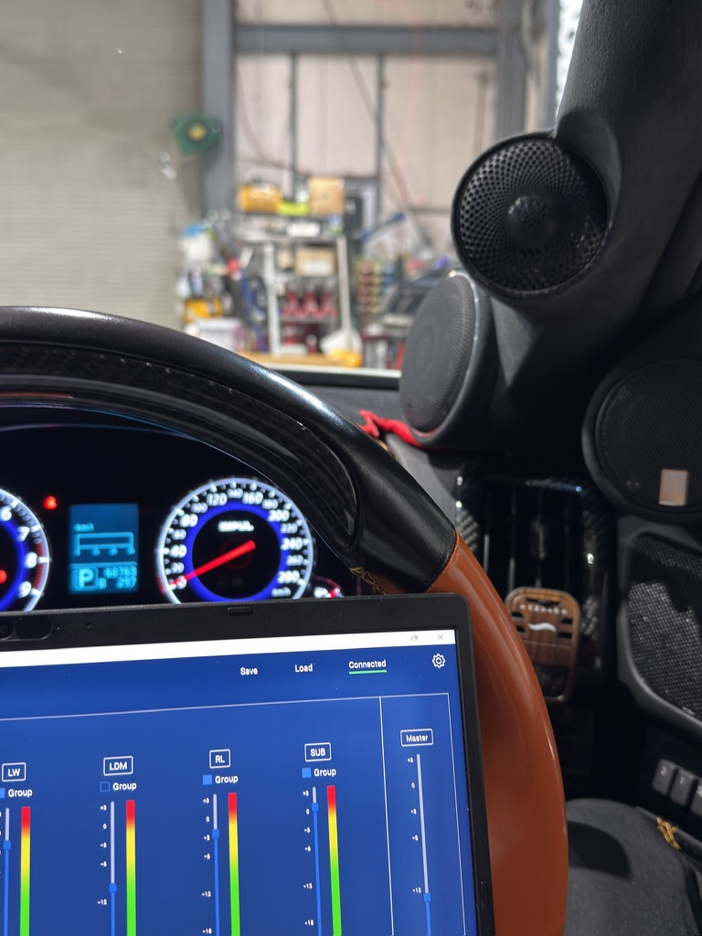 V36スカイラインのピラー周辺のスピーカーと車内のDSP調整画面